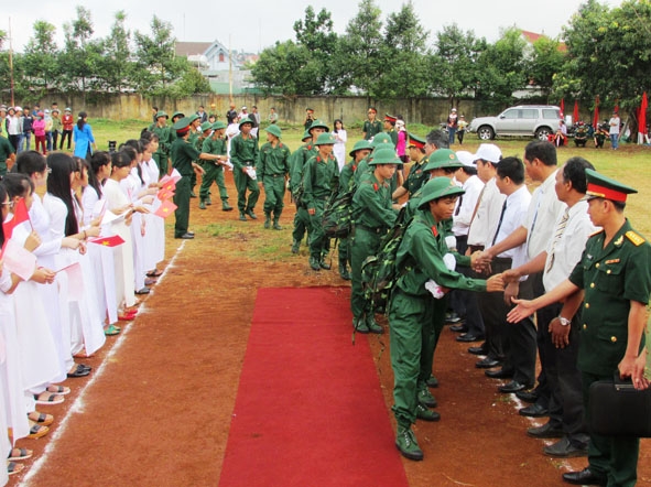 Các đại biểu động viên các tân binh huyện Ea H’leo trước giờ lên đường nhập ngũ.