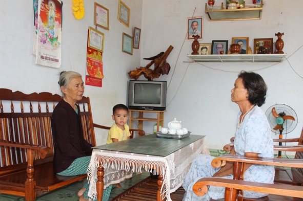 Bà Nguyễn Thị Thanh (thôn 1B, xã Ea M’nang, huyện Cư M’gar) trò chuyện cùng hàng xóm trong căn nhà do Hội Tù yêu nước huyện Cư M’gar hỗ trợ xây tặng.