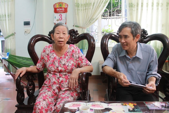 Ông Đỗ Quốc Thanh, Chủ tịch Hội Người tù yêu nước TP. Buôn Ma Thuột  đến thăm hỏi cựu tù chính trị Huỳnh Thị Thanh Thủy.