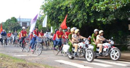 Đoàn viên thanh niên đạp xe diễu hành tuyên truyền