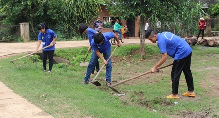 Sinh viên tình nguyện Trường Đại học Tây Nguyên dọn vệ sinh tại nhà cộng đồng Buôn A, xã Dang Kang (huyện Krông Bông)