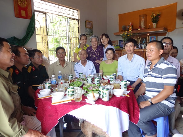 Các đơn vị nhận phụng dưỡng đến thăm mẹ Phạm Thị Buội  (người đứng giữa, hàng sau).
