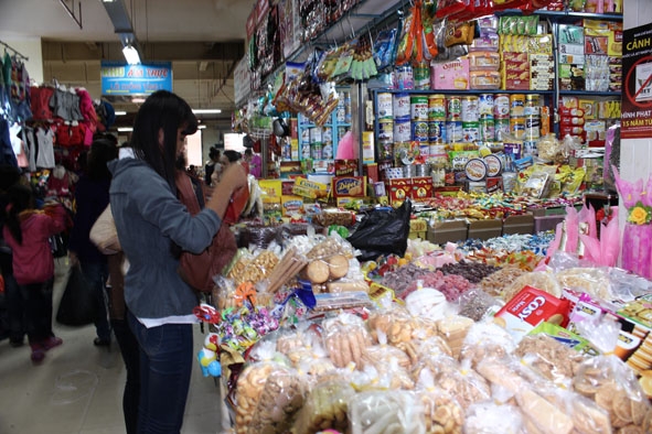 Người tiêu dùng chọn mua bánh, kẹo thương hiệu Việt tại chợ Trung tâm Buôn Ma Thuột.