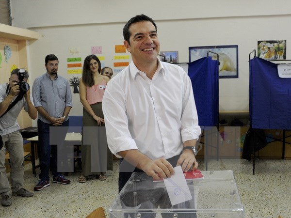 Cựu Thủ tướng Hy Lạp Alexis Tsipras bỏ phiếu tại điểm bầu cử ở thủ đô Athens ngày 20-9. (Nguồn: Reuters/TTXVN)