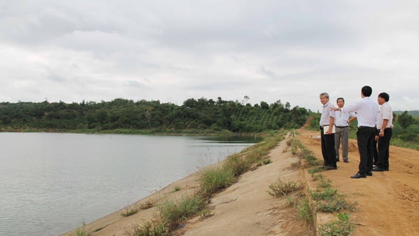 Cơ quan chức năng kiểm tra an toàn đập tại hồ Cư Pơng (xã Cư Pơng, huyện Krông Búk).
