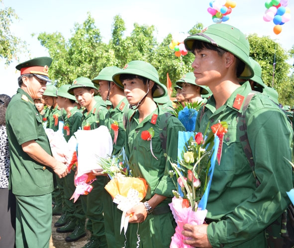 Đại tá Trương Hồng Quang, Chỉ huy trưởng Bộ Chỉ huy Quân sự tỉnh chúc mừng  các chiến sĩ mới tại huyện Cư Kuin.