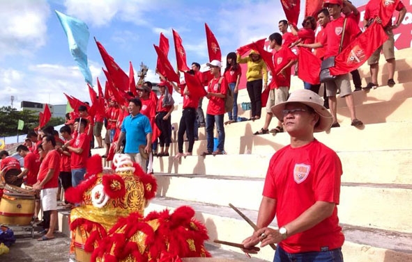 Anh Đặng Minh Triết luôn cổ vũ nhiệt tình cho đội bóng đá Đắk Lắk.