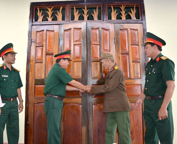 Phó Chính ủy Bộ Chỉ huy Quân sự tỉnh, Đại tá Nguyễn Thanh Bình bàn giao nhà Tình nghĩa cho ông Triệu Văn Mạnh.