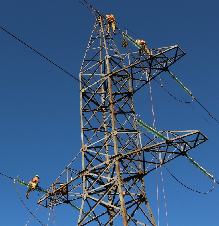Công việc vất vả, nguy hiểm nhưng các công nhân truyền tải vẫn luôn nỗ lực vì dòng điện quốc gia