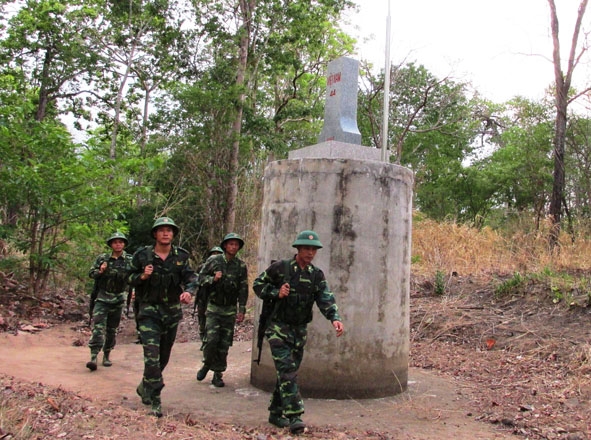 Cán bộ, chiến sĩ Bộ đội Biên phòng tỉnh tuần tra bảo vệ biên giới.