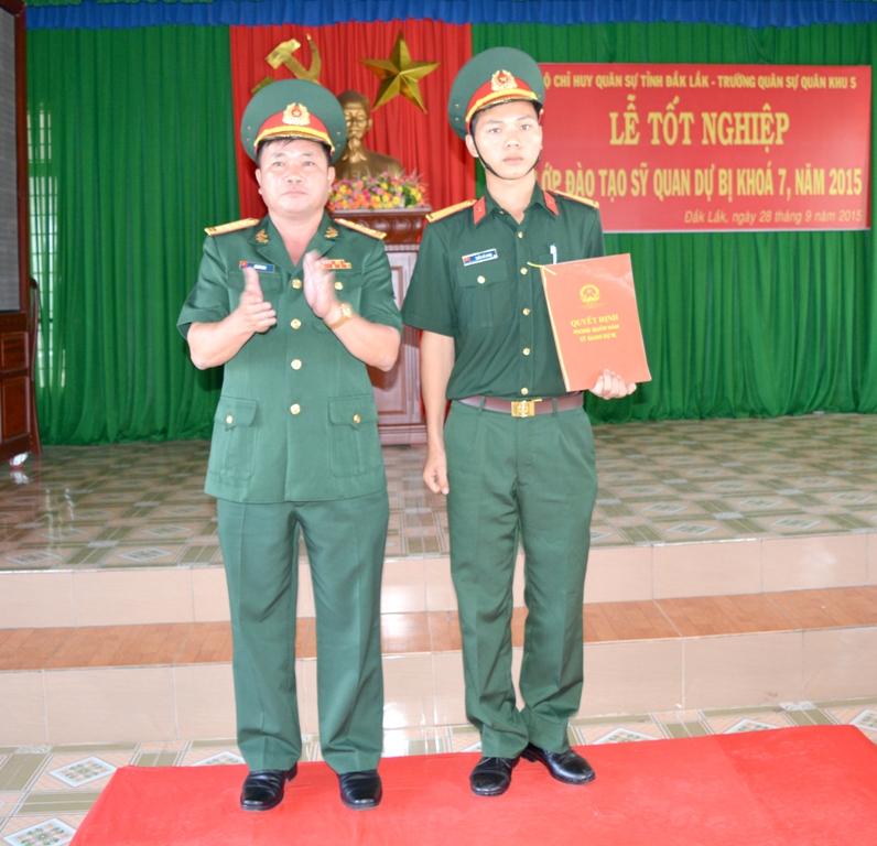 Đại tá Lê Mỹ Danh, Phó Chỉ huy trưởng kiêm Tham mưu trưởng Bộ Chỉ huy Quân sự tỉnh trao Bằng tốt nghiệp, Quyết định thăng quân hàm thiếu úy sĩ quan dự bị cho đại diện các học viên