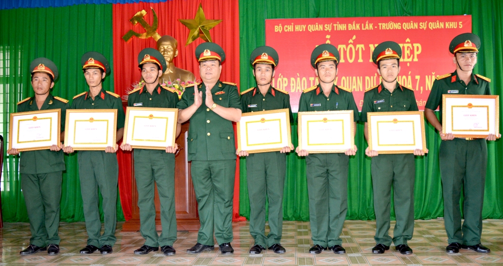 Các học viên được nhận Giấy khen của Trường quân sự tỉnh.