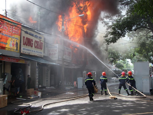 Các chiến sĩ PCCC đang dập lửa trong vụ cháy trên đường Y Jút, TP. Buôn Ma Thuột vào chiều ngày 28-7-2014. Ảnh: Hoàng Gia