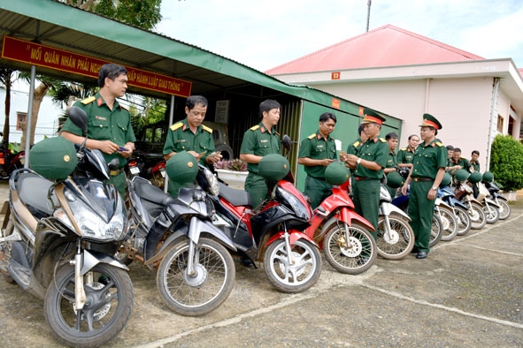 Thủ trưởng Ban Chỉ huy Quân sự huyện Ea Kar kiểm tra các loại giấy tờ xe máy  của cán bộ, chiến sĩ đơn vị.