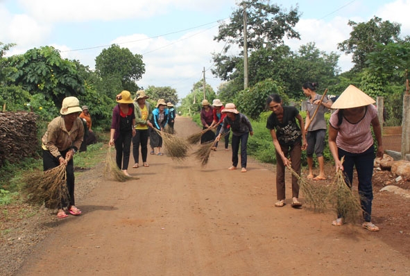 Chi hội phụ nữ buôn Phơng (xã Ea Tul) tham gia dọn vệ sinh  đường giao thông nông thôn.