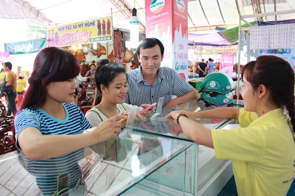 Khách hàng lựa chọn và mua sắm tại Hội chợ thương mại Đắk Lắk 2015.       Ảnh: Hoàng Gia