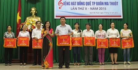 Chủ tịch Hội nông dân Thành phố Tống Thị Điệp trao giải Nhất toàn đoàn cho