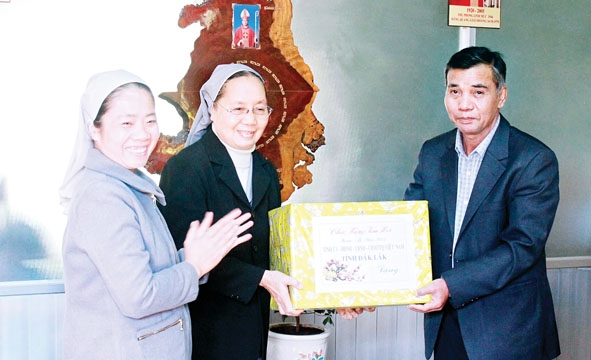 Chủ tịch Ủy ban MTTQ Việt Nam tỉnh Y Dec Hdơk thăm và tặng quà  Cơ sở nuôi dạy trẻ khuyết tật Vi Nhân nhân dịp  Tết Nguyên đán Ất Mùi - năm 2015.