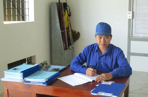 Thủ kho quân khí Đỗ Văn Thanh vào  hệ thống sổ sách các loại vũ khí trang bị.
