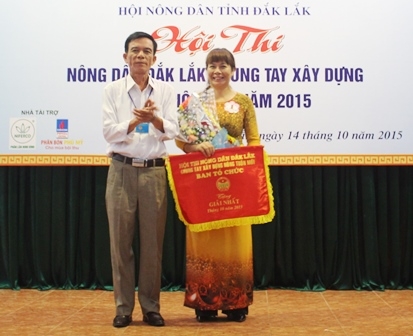Chủ tịch Hội Nông dân tỉnh Y Tô Niê Kdăm trao giải Nhất cho Hội Nông dân TP. Buôn Ma Thuột