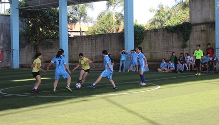 Trận đấu mở màn giữa 2 đội bóng đến từ Đoàn cơ sở Viện Khoa học kỹ thuật Nông lâm nghiệp Tây Nguyên và  Đoàn cơ sở Bệnh viện Đa khoa tỉnh