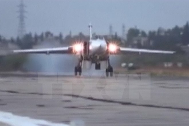 Máy bay Sukhoi Su-24M của Nga hạ cánh xuống sân bay quân sự Hmeymim gần thành phố Latakia ngày 15-10. (Nguồn: AFP/TTXVN)