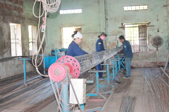 Công nhân Công ty Cổ phần công trình Việt Nguyên sản xuất lõi trụ điện.