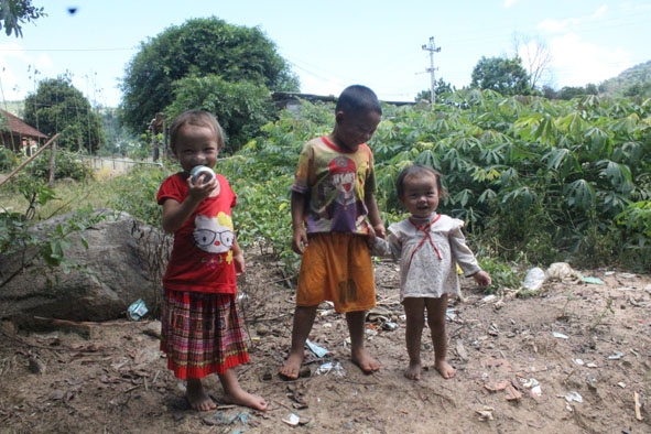 Trẻ em thôn 4,  xã  Ea Mđoal (huyện M'Đrắk) không được chăm sóc đầy đủ  vì cha mẹ sinh  đông con. Ảnh:  Võ Thảo