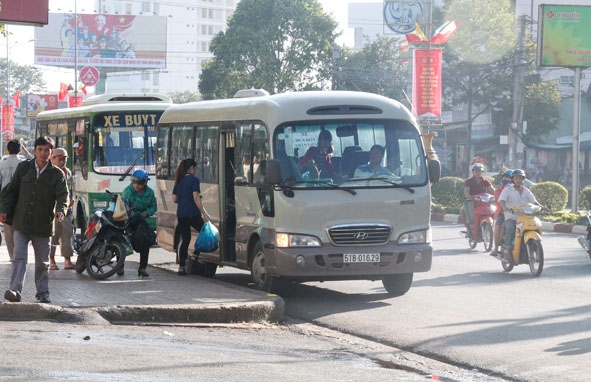 Xe đón khách trước khu vực Trung tâm Siêu thị Co.op mart Buôn Ma Thuột.