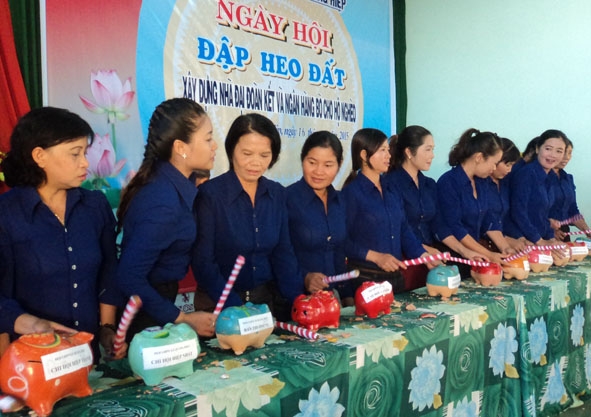 Phụ nữ xã Quảng Hiệp (huyện Cư M’gar) trong Ngày hội “đập heo đất”  nhằm quyên góp xây dựng nhà Đại đoàn kết tặng các hộ nghèo.