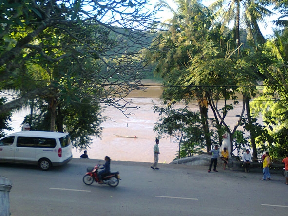 Dòng sông Mẹ (Mê Kông) được coi là linh thiêng nhất đối với người Lào.