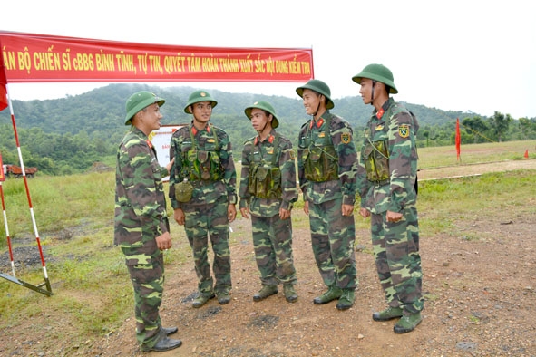 Cán bộ chính trị Tiểu đoàn 303 động viên các tân binh ở thao trường huấn luyện.