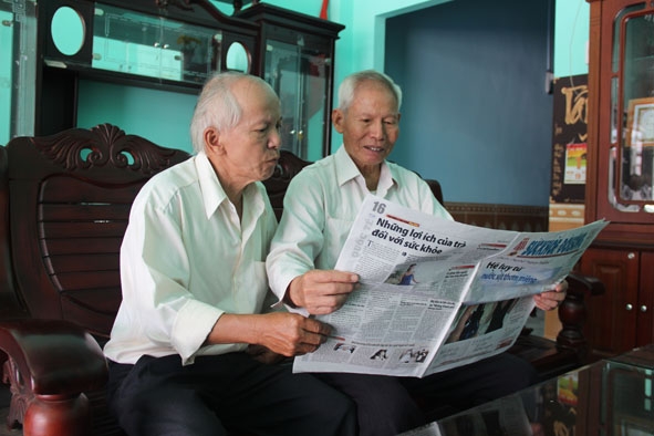 Người cao tuổi thị trấn Krông Kmar đọc sách báo, trao đổi thông tin, kiến thức.