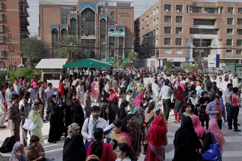 Người dân đổ ra đường phố ở Lahore, Pakistan khi động đất gây rung chấn tại thành phố này. Ảnh: AP