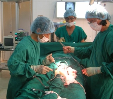 Các bác sĩ Bệnh viện Đa khoa tỉnh Đắk Lắk thực hiện một ca phẫu thuật tim. 