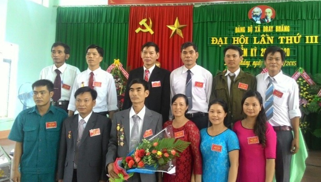  Ban Chấp hành Đảng bộ xã Dray Bhăng (huyện Cư Kuin) ra mắt tại Đại hội lần thứ III nhiệm kỳ 2015-2020.