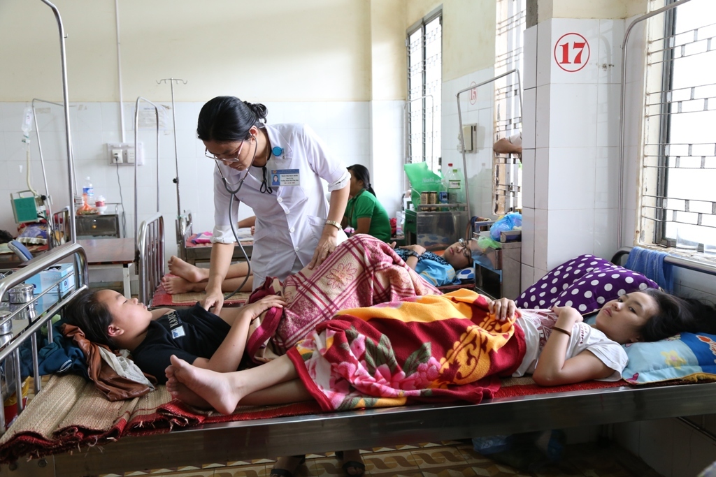 Bác sĩ Trần Thị Thúy Minh khám bệnh cho bệnh nhi sốt xuất huyết tại khoa Nhi tổng hợp (Bệnh viện Đa khoa tỉnh).