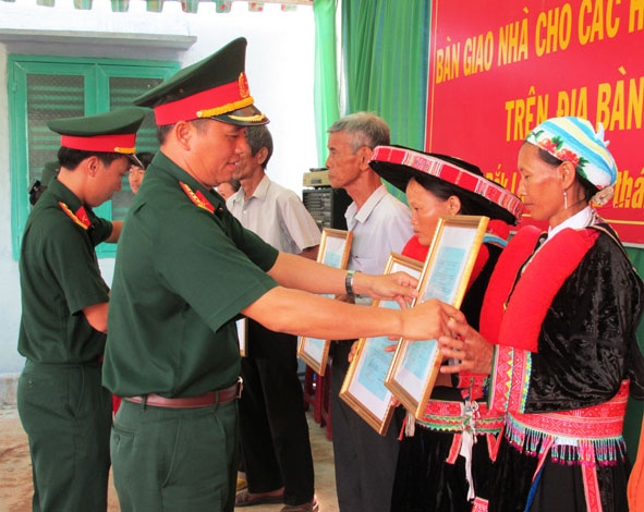 Đại tá Trịnh Văn Tâm, Phó Chủ nhiệm Chính trị Quân khu 5  trao quyết định tặng nhà cho các hộ dân.