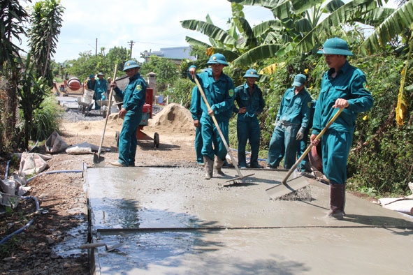 Lực lượng dân quân tự vệ  xã Ea Phê giúp  người dân  thôn Phước Lộc 5 làm đường giao thông nông thôn.