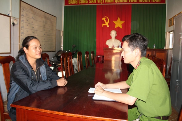 Trưởng Công an xã Cư Êbur Mai Văn Hòa trao đổi kiến thức pháp luật  với người dân.