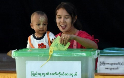 Cử tri Myanmar tham gia cuộc tổng tuyển cử trong không khí hòa bình, vui vẻ. (Ảnh Reuters).