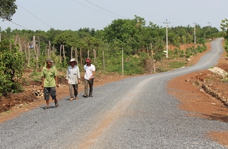 Đường giao thông thôn Hiệp Đoàn (xã Quảng Hiệp, huyện Cư M’gar) do hội viên nông dân góp công xây dựng