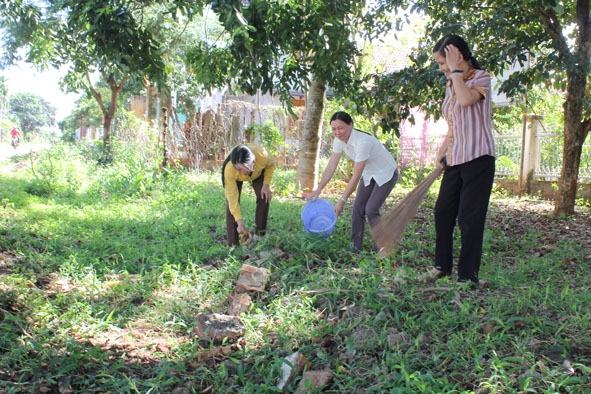 Người dân tổ dân phố 7, thị trấn Quảng Phú (huyện Cư M’gar)  dọn vệ sinh diệt bọ gậy.