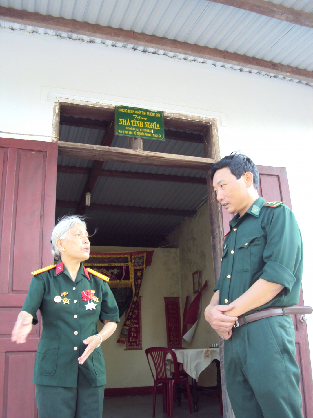 Niềm vui của bà Nguyễn Thị Châu, xã Ya Lốp, huyện Ea Súp trước ngôi nhà được Đồn Biên phòng Ea H’leo xây tặng.