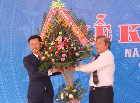 Giám đốc Sở GD-ĐT Phan Hồng tặng hoa chúc mừng nhà trường nhân dịp khai giảng năm học 2015-2016.