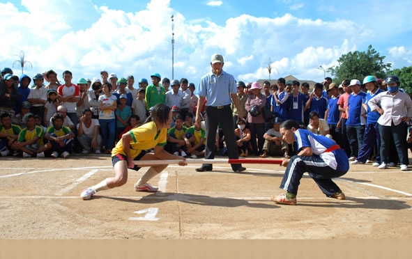 Thi đấu môn đẩy gậy tại Hội thi thể thao dân tộc thiểu số huyện Krông Năng năm 2014.