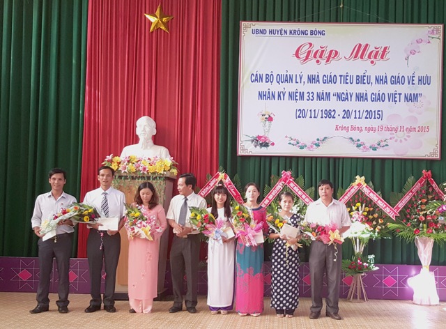 Lãnh đạo huyện Krông Bông tặng hoa cho các nhà giáo tiêu biểu nhân dịp ngày nhà giáo Việt Nam 20-11-2015. Ảnh: Tùng Lâm