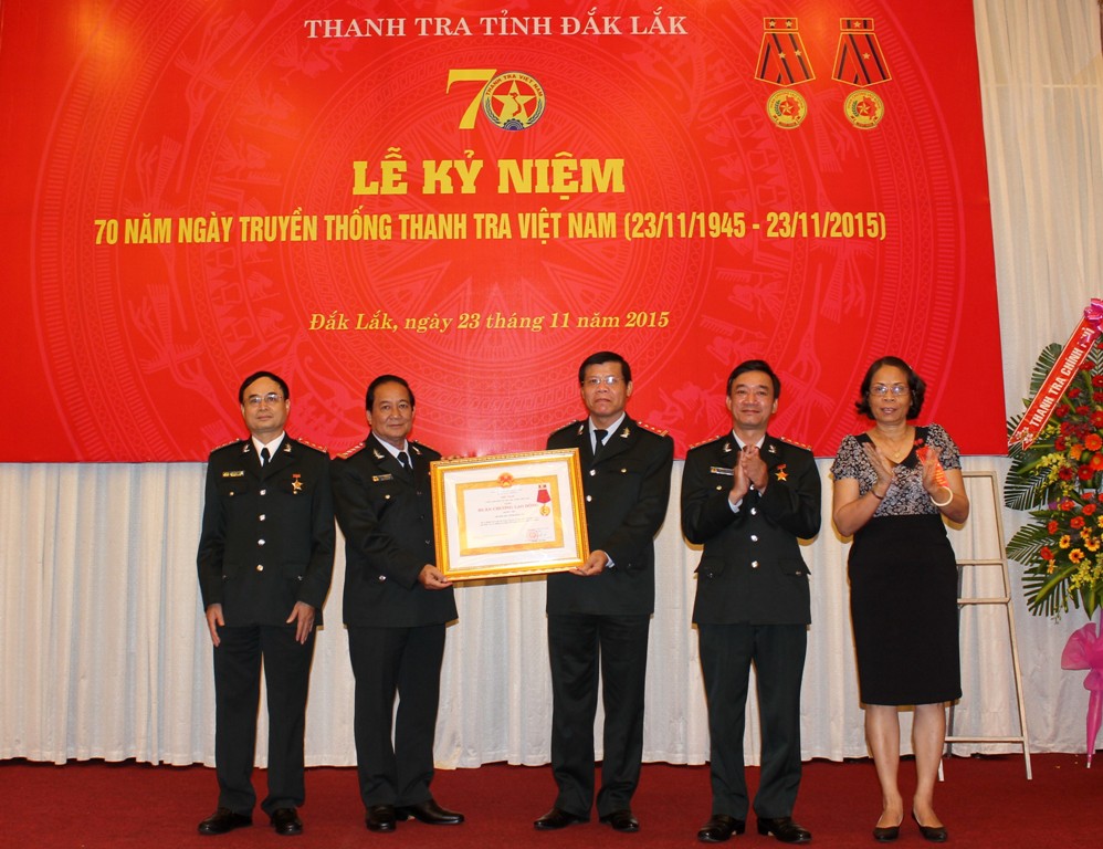 Thừa ủy nhiệm của Chủ tịch nước, đồng chí Mai Hoan Niê Kdăm trao Huân chương Lao động hạng Nhì tặng Thanh tra tỉnh Đắk Lắk tại Lễ kỷ niệm   