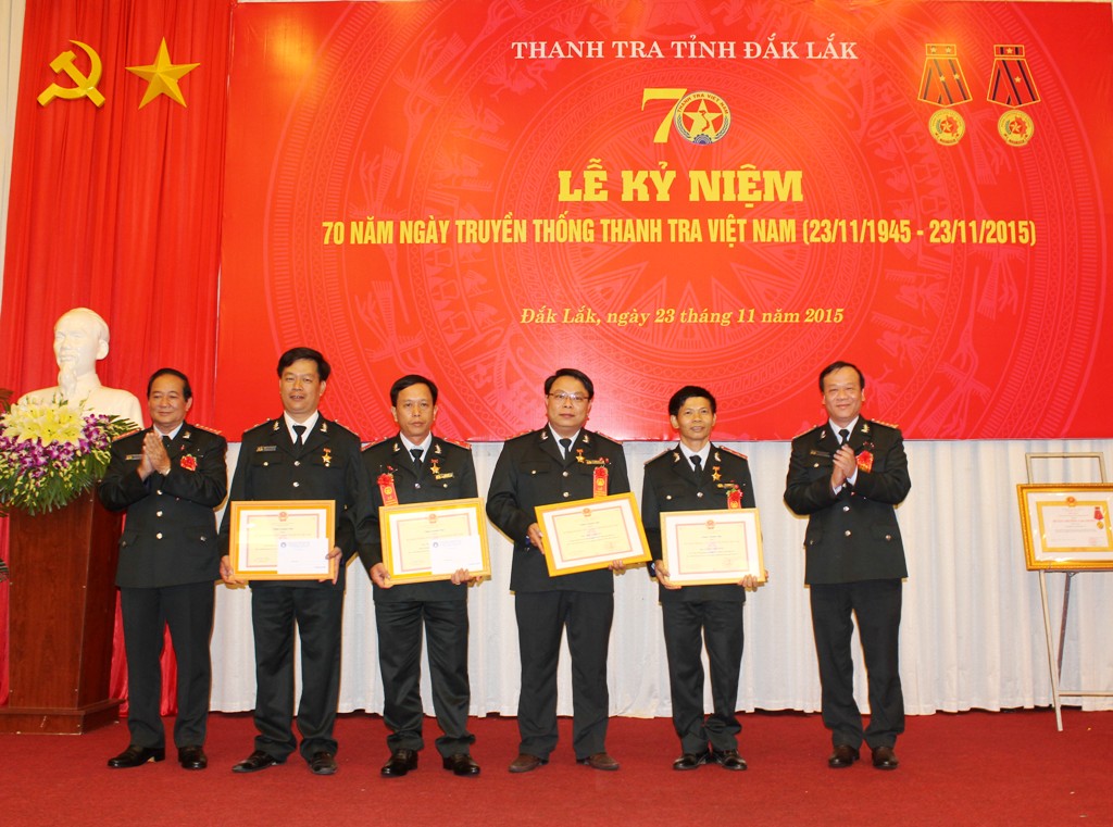 Đại diện Thanh tra Chính phủ và Thanh tra tỉnh trao tặng Kỷ niệm chương Vì sự nghiệp Thanh tra cho các cá nhân 