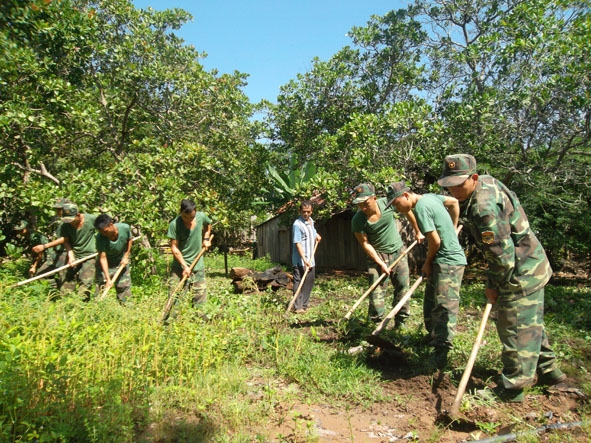 Cán bộ, chiến sĩ Tiểu đoàn Huấn luyện – Cơ động (Bộ đội Biên phòng tỉnh) lao động giúp dân.